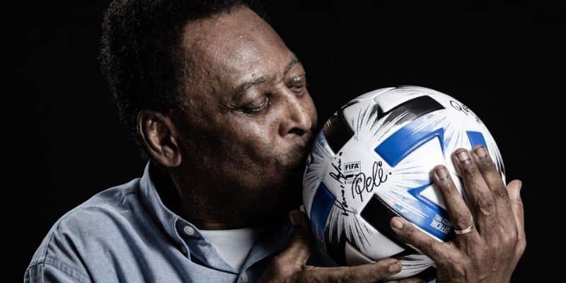 Pelé được mệnh danh là cầu thủ vĩ đại nhất mọi thời đại