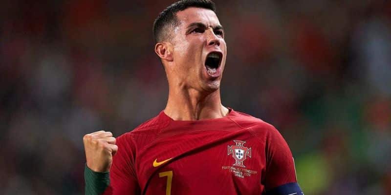 Cristiano Ronaldo là một trong những cầu thủ xuất sắc và nổi tiếng nhất thế giới hiện nay