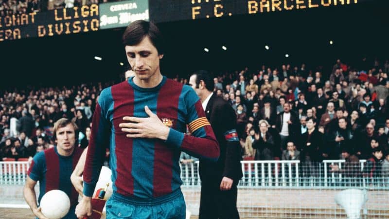 Tiểu sử Johan Cruyff cho biết ông từng khoác áo CLB Ajax và Barcelona