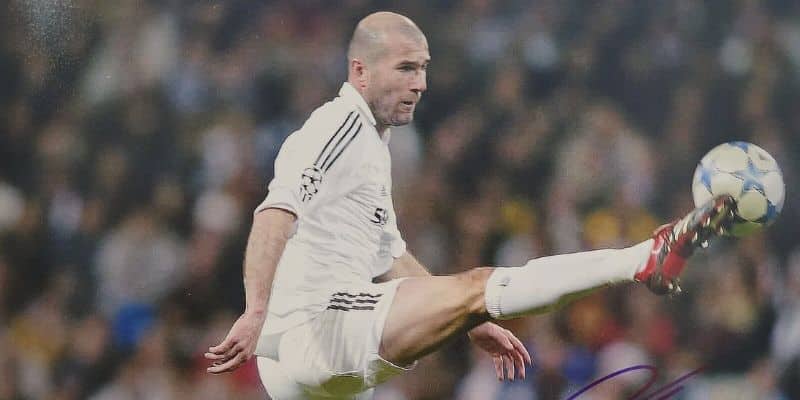 Zinedine Zidane chuyển tới Real Madrid với mức phí lên tới 76 triệu euro trong 4 năm